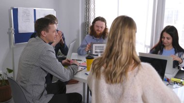 Bir grup arkadaş bir iş projesini tartışıyorlar. Bir grup insan konferans odasında bir masada oturuyor. Sahne işbirlikçi ve maksatlı bir iştir.