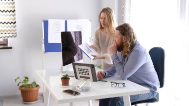 Güzel bir genç bayan patronun kişisel asistanıdır, ona satış analizleriyle ilgili bir grafik gösterir. İş adamı pazarlama müdürünü ofisine çağırdı.