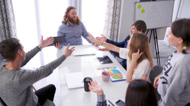 Şirketin çalışanları yeni müdürün aleyhinde konuşuyorlar. O da acil işten çıkarmadan yana. Kriz sırasında şirketin kalkınma stratejisinin tartışılması