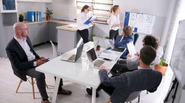 Finansal yönetim, planlama, analiz ve nakit akışının kontrolü. Danışmanlık firmasında sabah brifingi. Aile ofisinde bir toplantı. Mali kaynaklarla çalışan uzmanlar