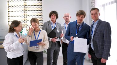 Ekonomi ve finans alanında uzman profesyonel bir ekip. Ofiste bir grup iş adamı duruyor. Sahne rahat, insanlar rahat bir atmosferde bir araya geldiler..