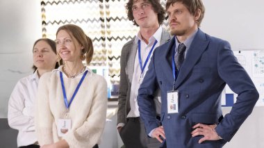 Mutlu ekonomi öğrencileri. Bir grup arkadaş. Ofiste iki işadamı ve isim etiketli iki kadın bekliyor. Sahne profesyonelce ve konsantrasyonla gerçekleştirilir.