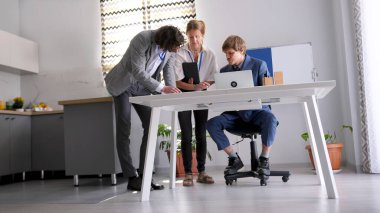 Yüksek nitelikli uzmanlardan oluşan bir ekip yeni bir iş projesinin karlılığını tartışıyor. Analiz, yeniden yapılanma ve yenilik. Sahne odaklı ve ciddi.