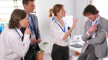 Uzmanlardan oluşan bir ekip sohbet ediyor ya da bir şey tartışıyor. Takımdaki atmosfer. Bir grup insan meslektaşlarına tavsiyelerde bulunur. Öğrenciler önemli bir toplantıdan önce iletişim kurarlar. Sahne rahat.