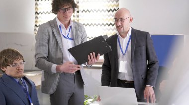 Bir grup işadamı yanlış karar verdi. Önemli bir projedeki hatanın farkındalığını. Üzgün, endişeli erkek avukatlar mahkemede kaybedilen dava için üzülüyor. Sahne profesyonel ve odaklı.