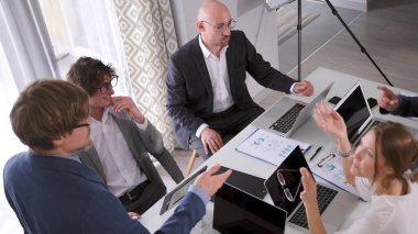 Yönetim kurulu çalışanların işten çıkarılmasını tartışıyor. Bir grup iş adamı bir masada oturuyor. Bir hukuk firmasında takım oluşturma. Brifing ve takım çalışması