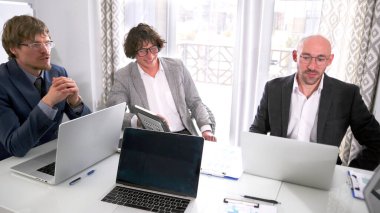 Üç girişimci önlerinde dizüstü bilgisayarlarıyla bir masada oturuyorlar. Şirketin kurucularıyla toplantım var. Brifing. Kriz durumlarında şirketin gelişimine ilişkin konuların tartışılması