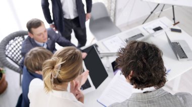 Bir grup avukat sözleşmenin detaylarını tartışıyor. Şirket çalışanlarının konferans odasındaki bir masada otururken en üst görüntüsü. Takım oluşturma, işbirliği ve beyin fırtınası..