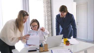 Bir şirketin kadın finansörü ve bir erkek avukat bir iş kadınının patronuyla resepsiyonda. Üç kişi önemli belgeleri tartışıyor. Yeniden yapılanma, bilanço ve planlama.