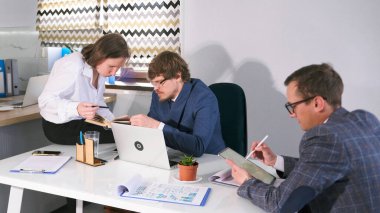 Genç avukatlardan oluşan bir ekip yeni bir dava üzerinde çalışıyor. İki erkek ve bir kadın sıcak bir aile ofisinde bir masada oturuyorlar. Adamlardan biri elinde bir tablet tutarken, diğerleri yasaları okuyor..