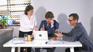 Bir grup öğrenci ilk girişimlerine başlıyor. İki erkek ve bir kadın önemli bir projenin detaylarını tartışıyorlar. İşteki bir avukat şirketi. Masa kağıtlar ve bir dizüstü bilgisayarla dolu.