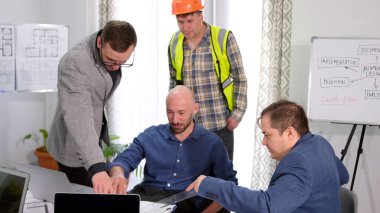 Bir grup mimar ve işadamı eski bir binayı restore etmenin karlılığı hakkında konuşuyorlar. Konferans salonundaki adamlar tesisin inşaatının maliyet tahminlerini tartışıyorlar..