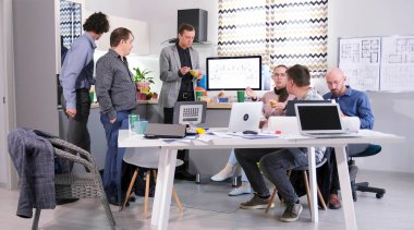 İş arkadaşları iş yemeği için ofis mutfağında buluştular. Erkekler ve kadınlar sandviç yer, salata yer ve kahve içerler. Bir grup insan konferans odasında bir masanın etrafında toplandı. Fikirleri tartışıyorlar..