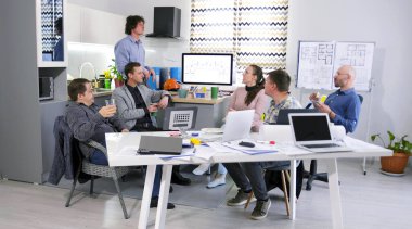 Meslektaşlar ofis mutfağında oturup yemek yiyorlar. Biri kahve içer, biri sandviç yer. Herkes birbiriyle iletişim kuruyor ve işe ara verirken eğleniyor. Kahve molası