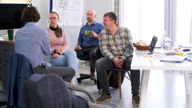 Bir grup insan konferans odasında bir masada oturuyor. Konuşuyorlar, gülüyorlar ve birlikte kahve içiyorlar. İşte kahve molası. Mimarlık bürosunun çalışma günleri..