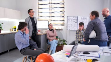 Konferans odasında bir grup mutlu insan gülümseyip gülüyor. Bir grup insan gelişigüzel sohbet ediyor ve yeni bir mimari başyapıt yaratmak için fikirleri tartışıyorlar..