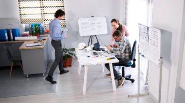 Mimarlık bürosunun çalışma günleri. Bir grup genç yaratıcı insan inşaat sektöründe birlikte çalışıyor. Yeni bir mimari başyapıt yaratma fikrini geliştiriyorum..