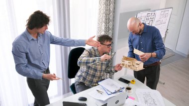 Profesyonel mimarlardan oluşan bir ekip akıllı bir kır evinin modelini geliştiriyor. Üç hevesli adam yeni bir tesisin maliyet tahminlerini tartışıyor..