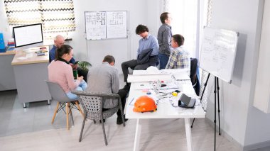 Görevden alınmayı bekliyor. İnşaat şirketinin yorgun çalışanları konferans odasında yarım daire şeklinde oturuyorlar. Bir grup insan tüm fikirleri ve kavramları tüketti..