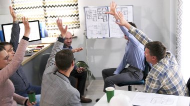 Bir grup insan takım oluşturma etkinliklerinde toplandı. Bir grupta insanlar arası ilişkiler kurmak. Destek ve bakım. Arkadaş canlısı bir takım. Sahne heyecan ve coşku dolu.