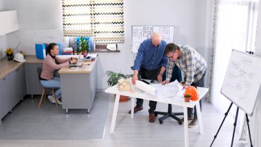 İki mühendis arkadaş akıllı bir ev projesi düşünüyorlar. Mühendisler binanın planlarını açtılar ve dikkatlice inceliyorlar. Mimarlık bürosunda çalışan bir grup insan..