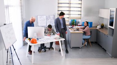 Bir aile ofisinde çalışan bir grup insan. Mimar, mühendis ve tasarımcı tesisin inşasının ayrıntılarını tartışıyor. Üç erkek ve bir kadın tesadüfen sohbet ediyorlar..