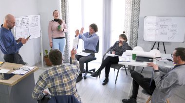 Bir grup insan bir iş merkezi kurma planlarını tartışıyor. Sunumu elinde bir fincan kahveyle gülen bir kadın yönetiyor. Mimarlık Bürosu. Sahne tasasız ve rahatlatıcıydı..