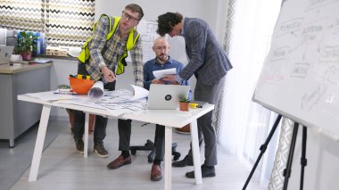 Mimarlık bürosunun yöneticisi ve ustabaşı şirketin baş mühendisiyle görüştü. Üç adam akıllı bir ev modeli geliştiriyor. Projenin maliyet tahminleri ve inşaat aşamalarını tartışıyorlar.