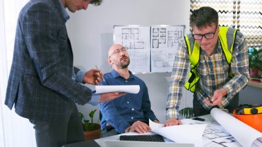 Mimarlık bölümünün başkanı yorgun, bitkin ve iş yerinde uyuyakalmıştı. Üç adam büyük bir akıllı ev inşaatı projesinde çalışıyor. Proje tahminini tartışıyorlar.