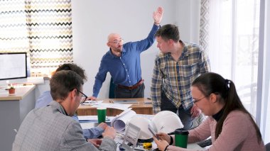 İnşaat şirketinin başkanı astlarının işlerinden memnun değil. Çalışanların işten çıkarılması kavramı. Bir grup insan brifingde bir araya geldi. Sahne yoğun ve ciddi..