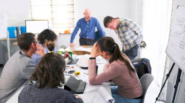 Şirketin çalışanları konferans odasında bir masada oturuyorlar. Ciddi bir patron başa geçer ve bir brifing düzenler. Bir çalışanın işten çıkarılması. Toplum içinde aşağılanma. Bir çalışanı azarla