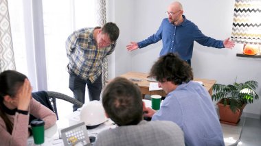 Müdür ekibinin çalışmasından memnun değil. Toplantı konferans odasında. Bir çalışanın işten çıkarılması. Bir grup ofis çalışanı brifing masasında toplandı. Sahne ciddi ve odaklanmış.