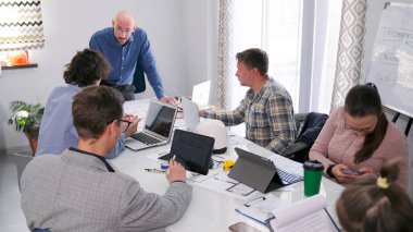 Brifing ve takım çalışması. Mimarlık bürosunda buluşacağız. Bir grup insan konferans odasında bir masada oturuyor. Hepsi projede birlikte çalışıyorlar..