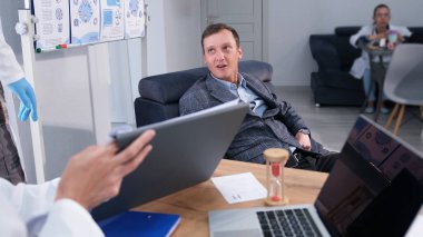 Hasta teşhisini öğreniyor. Doktorlar testlerin sonuçlarının kötü olduğu konusunda adamı bilgilendirirler. Hastanenin bekleme odasında bir adam sandalyede oturuyor. Yıllık sağlık kontrolleri.