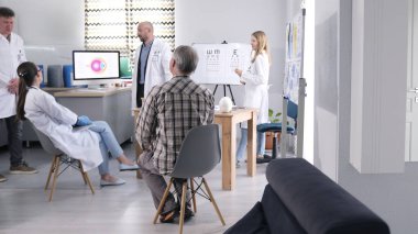 Yaşlı bir adam göz hekimliği kliniğinde randevuya geldi. Bir grup doktor hastanın tedavi planını tartışıyor. Bir emekli göz doktorunun muayenehanesinde gözlerini kontrol eder..