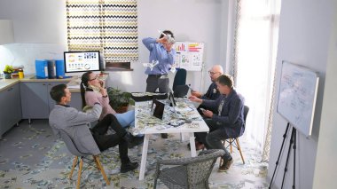 Bir grup mutlu iş adamı müzakere masasında oturuyor ve başarılı bir anlaşmaya seviniyorlar. Ofisteki insanlar para sayıyor. Rüşvet, zafer ya da borç.