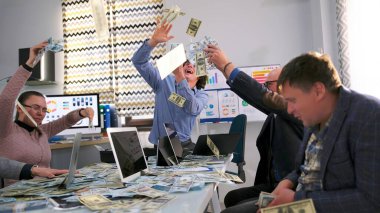 Bir grup arkadaş piyangoda bir milyon won paylaşıyor. Kredi banka tarafından onaylandı. Kârlı bir yatırım. - Soygun. İş adamları büyük bir anlaşma yaptı..