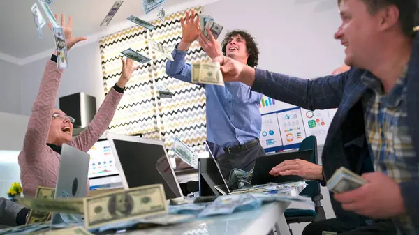 Bir grup ekonomist tepeden tırnağa para kazanıyor. İnsanlar kutlama yapıyor ve para etraflarında uçuşuyor. İş, finans ve dolar. Katkı, maaş ve kredi