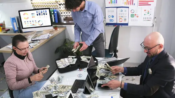 Muhasebeciler ve finansörlerden oluşan bir kooperatif ofise dağılmış nakit paraları sayıyor. Kârlı bir işe yatırım yapmak. Banka kredisi..