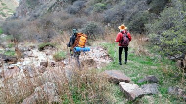 İki ev arkadaşı kutsal yerlere hacca gidiyorlar. Sırt çantalı insanlar bölgeyi araştırıyor. Yaz yürüyüşü. Seyahat ve özgürlük