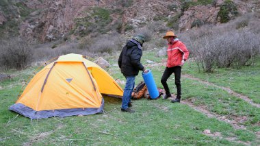 İki kişi çim tarlasına çadır kurdu. Vahşi ve keşfedilmemiş bir bölgeye bir keşif gezisi. Turistler birlikte seyahat eder. Özgürlük ve macera ruhu.