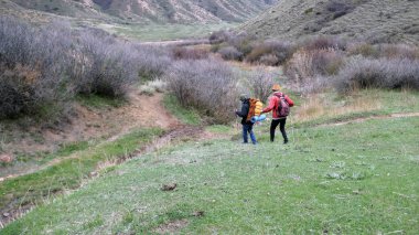 İki turist gruptan ayrıldı. Yeşil dağ yamaçlarında birkaç arkadaş kayboldu. Seyahat, yürüyüş, macera ve özgürlük.