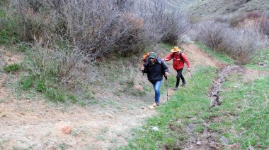 İki yorgun yolcu dağ yolunda yürüyorlar. Birkaç iyi arkadaş dağlarda yürüyüş yapıyor. Rehber ve turist yeni bölgeler keşfediyor..
