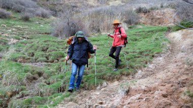 Dağlık bir bölgede iki eşcinsel adam yürüyor. Hafta sonu kamp gezisi. Bir grup gezgin dağdan kirli bir patika boyunca iniyor. Seyahat ve seyahat..