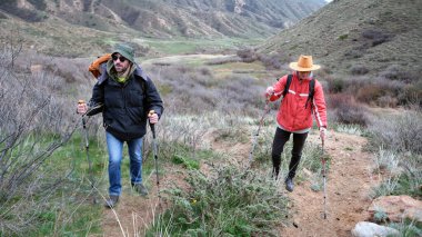 İki arkadaş bir dağ zirvesine doğru yola çıktı. Dağlarda bir gezi. Hafta sonu kamp gezisi. Tepelerde, tepelerde ve açıklıklarda geziniyorum.