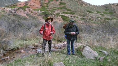 Asya dağlarındaki küçük bir derenin yanında iki karakter duruyor. Çocuklar uzun bir yolculuktan sonra soluklanmak için durdular. Çimenli bir tarlada yolculuk yapmak