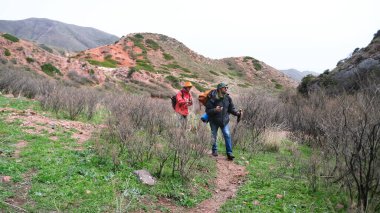 Dağların ve tepelerin arasında iki gezgin kayboldu. Dağ yolunda bir gezi. Birkaç arkadaş hafta sonlarını aktif olarak geçiriyorlar. Özgürlük ve macera