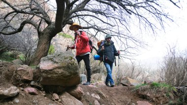 İki kardeş keşfedilmemiş vahşi bir bölgede seyahat ediyorlar. Göçmenler ülkeden kaçıyor. Sırt çantaları ve yürüyüş direkleri olan eşcinsel bir çift parkta yürüyor.. 