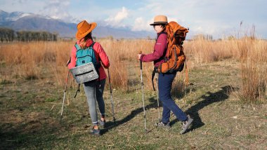 İki lezbiyen aşık gün batımında sırt çantaları ve yürüyüş direkleriyle uzun, kurumuş otlarla kaplı bir tarlada yürüyorlar. Kız kardeşler birlikte ülkenin güzel yerlerine seyahat ederler..