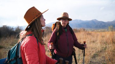 Dağlarda tatiller. İki genç kadın tarlada şapka takarak ve sırt çantaları taşıyarak yürüyorlar. İki gezgin arkadaş kampa gitti. Maceracılık ruhu